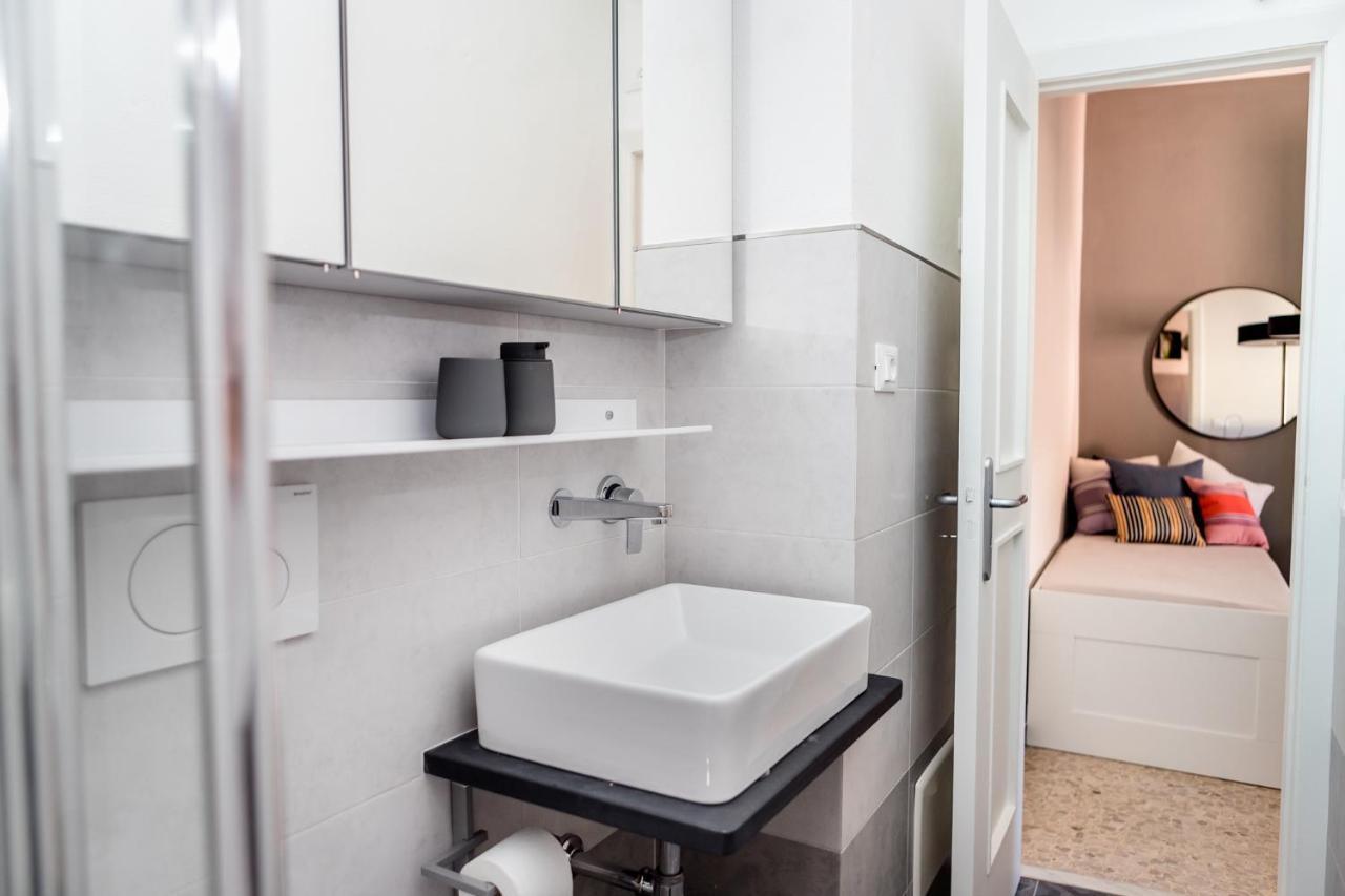 Suite Contemporanea Tra Le Vie Storiche モネーリア エクステリア 写真
